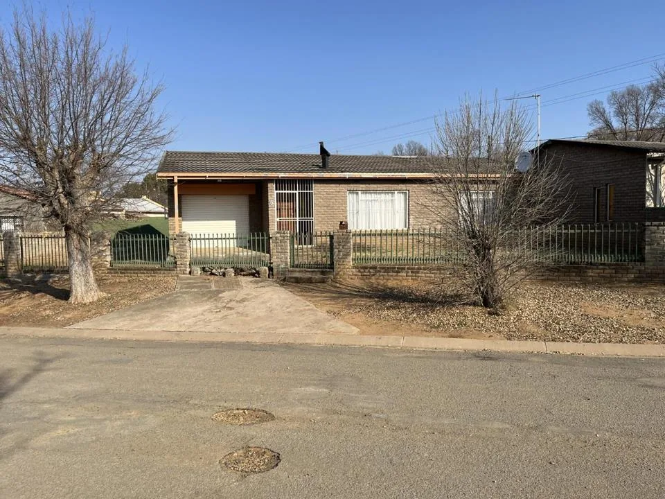 2 Bedroom House for sale in Buffelsbaden