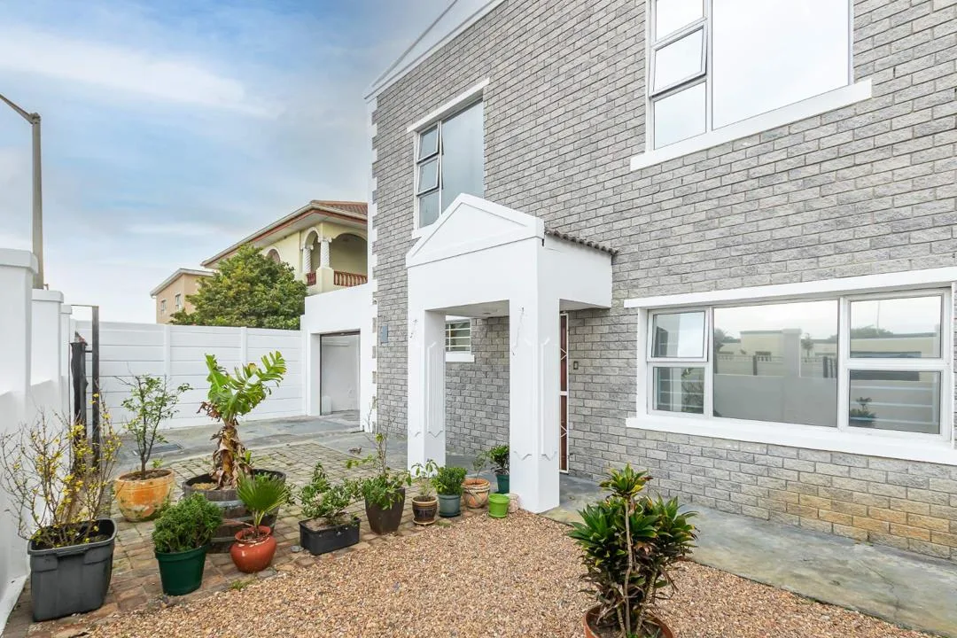 8 Bedroom House for sale in Grassy Park