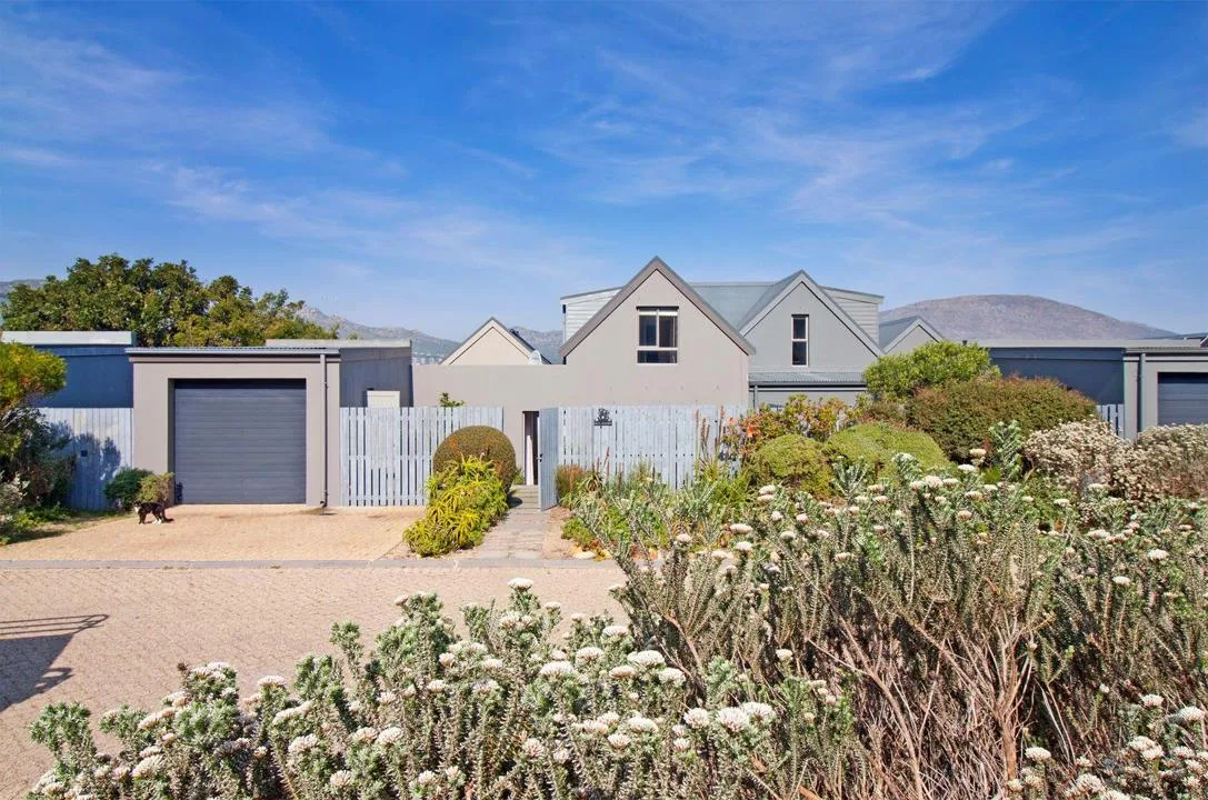4 Bedroom House for sale in Chapman's Bay Estate