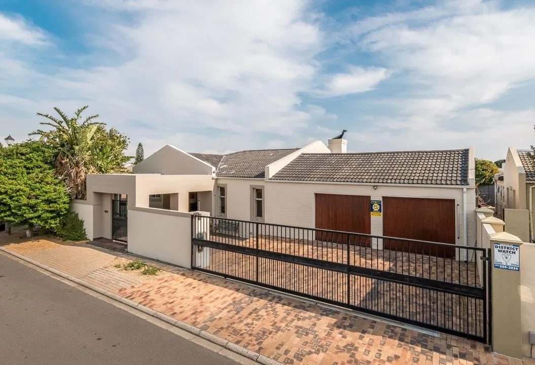 4 Bedroom House for sale in Edgemead