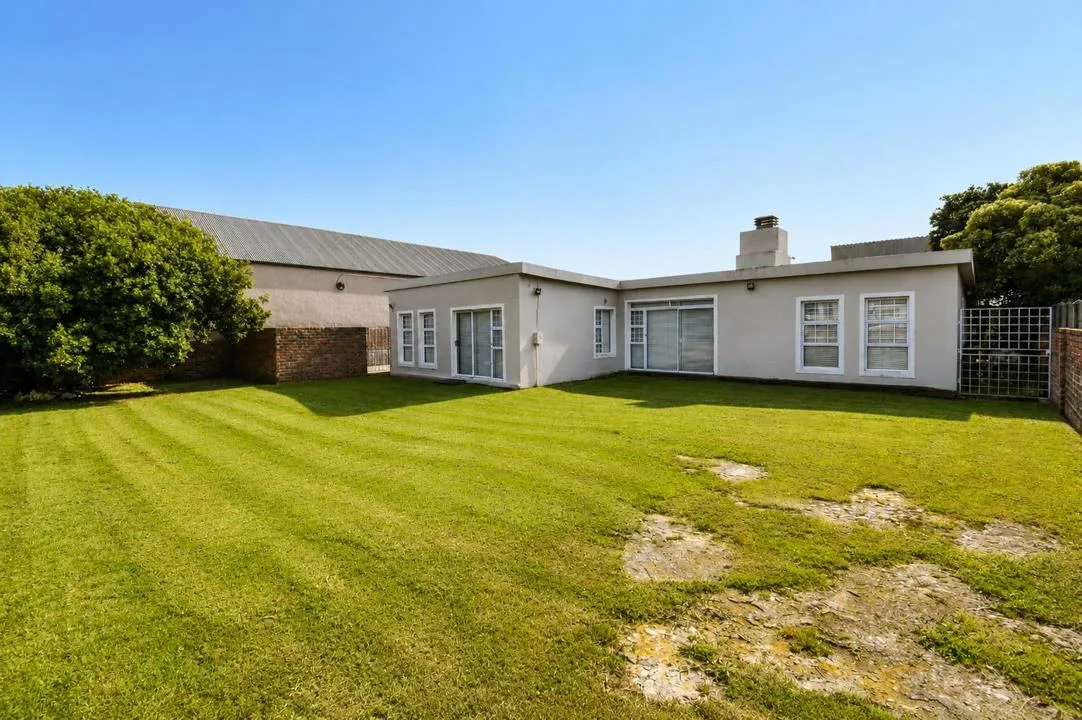 5 Bedroom House for sale in Struisbaai