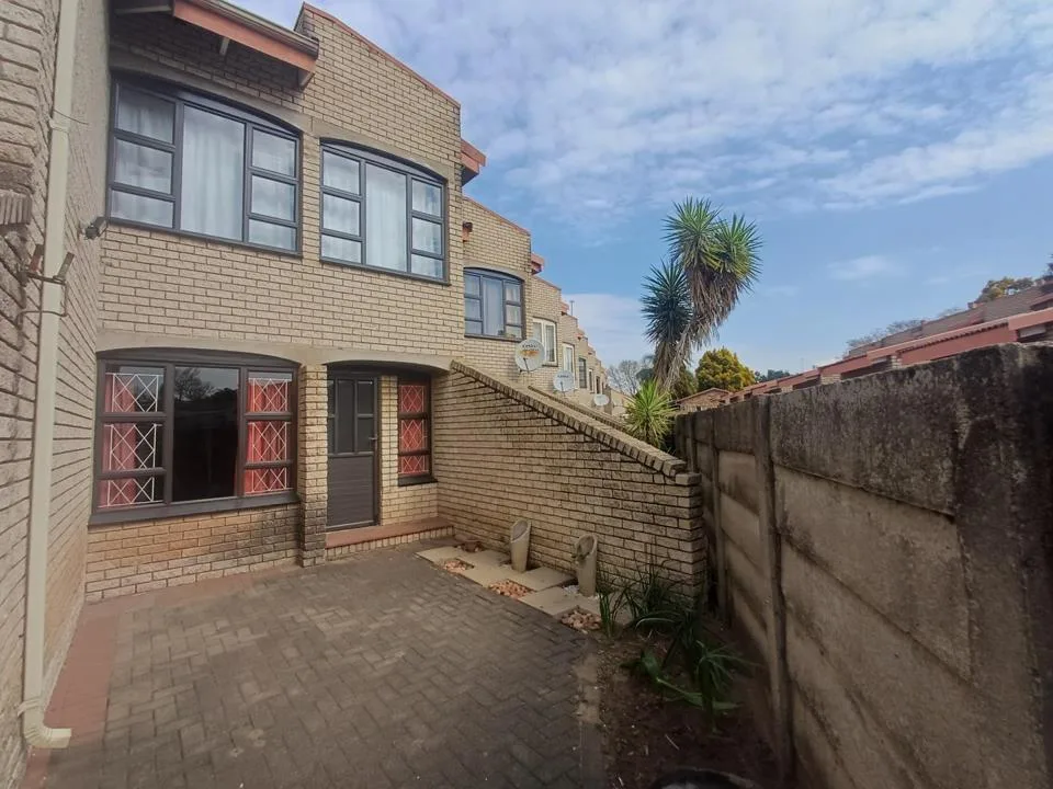 2.5 Bedroom Townhouse for sale in Huttenheights