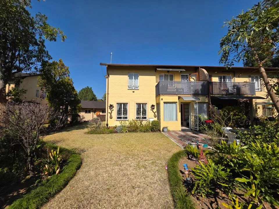 3 Bedroom Townhouse for sale in Huttenheights