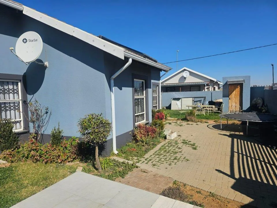 2 Bedroom House for sale in Raceway