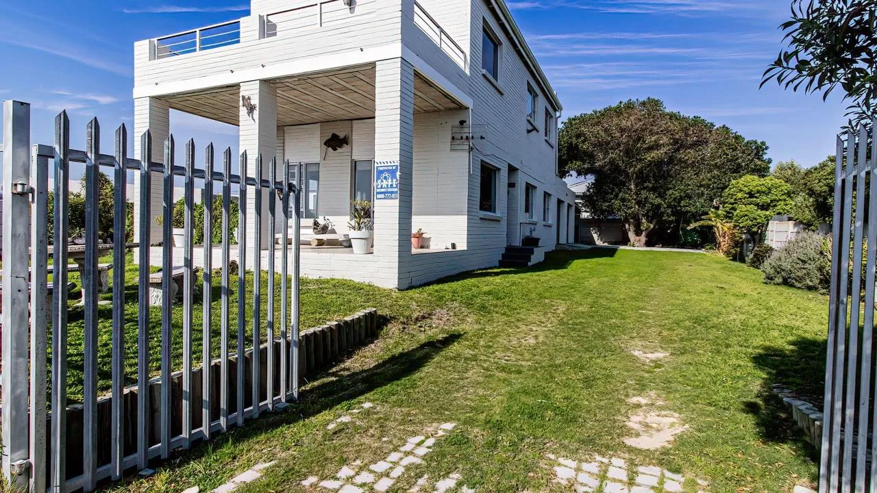 4 Bedroom House for sale in De Kelders