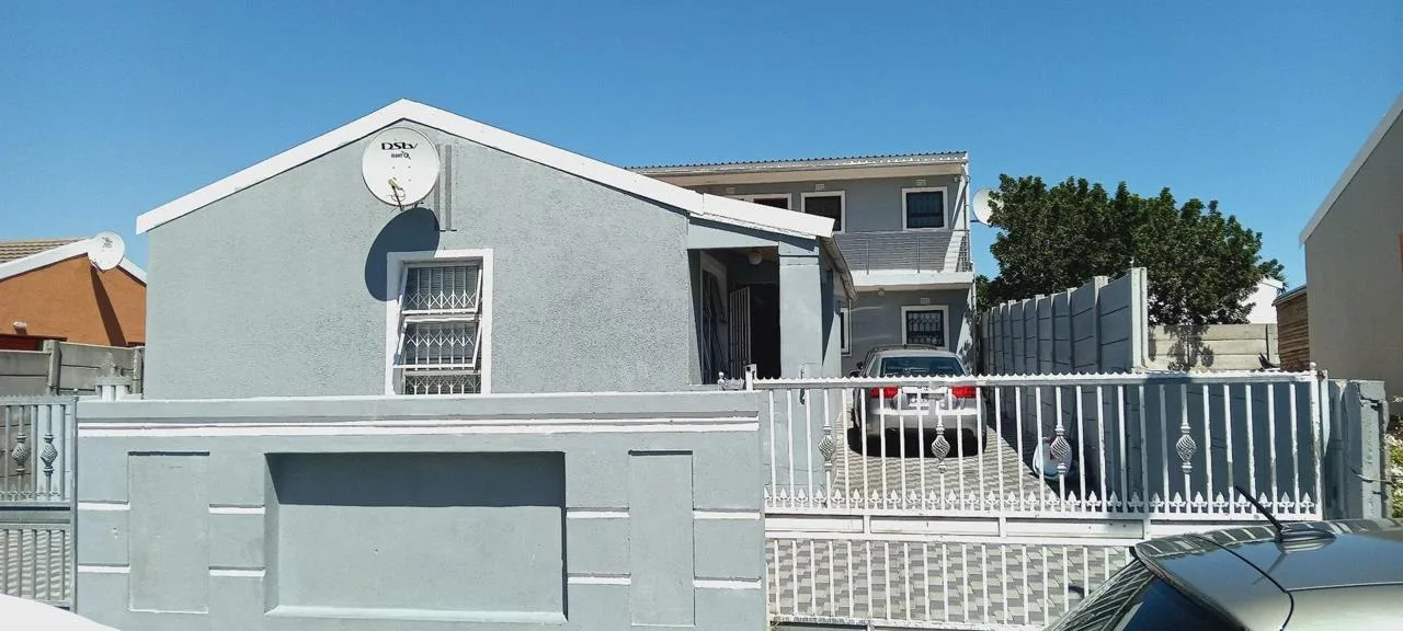 7 Bedroom House for sale in Camelot