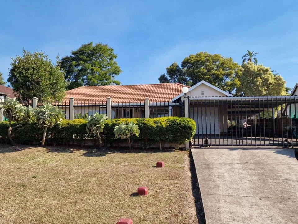 3 Bedroom House for sale in Bisley