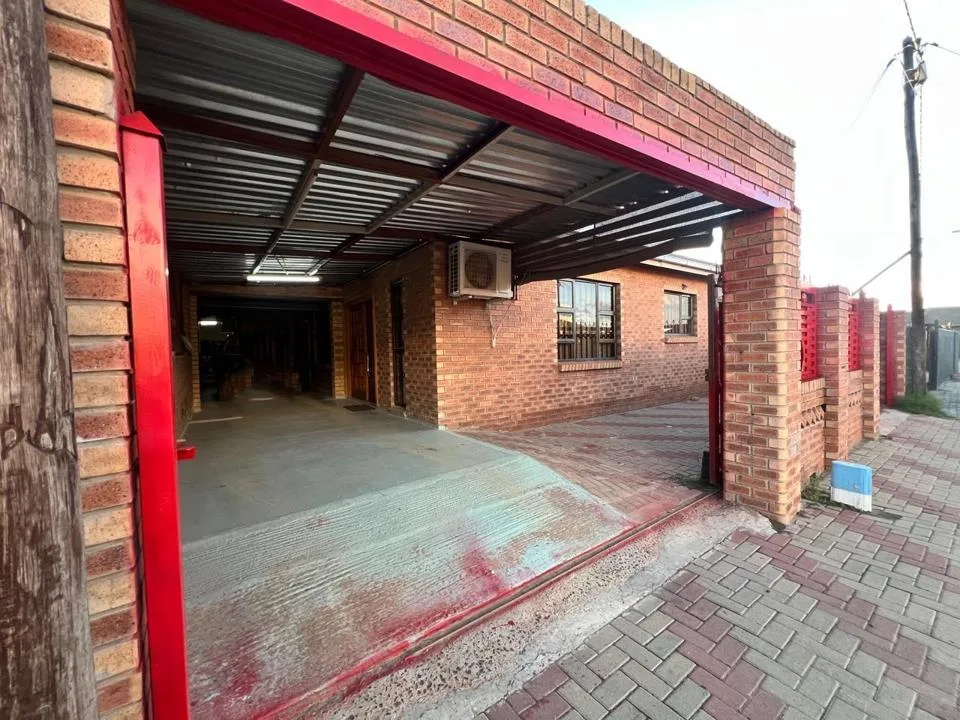 3 Bedroom House for sale in Blomanda