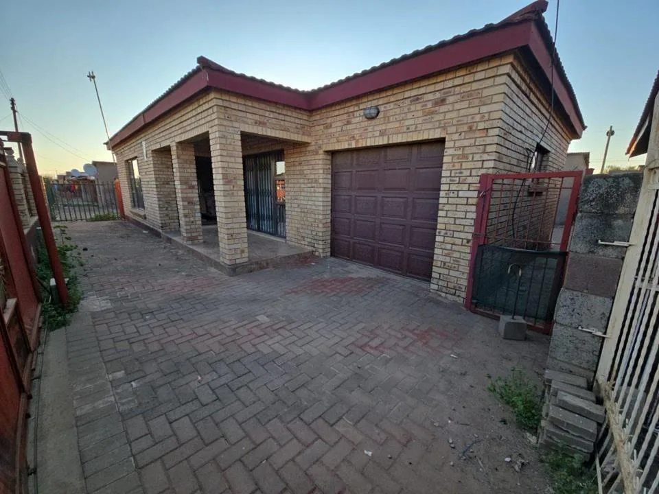 4 Bedroom House for sale in Phahameng