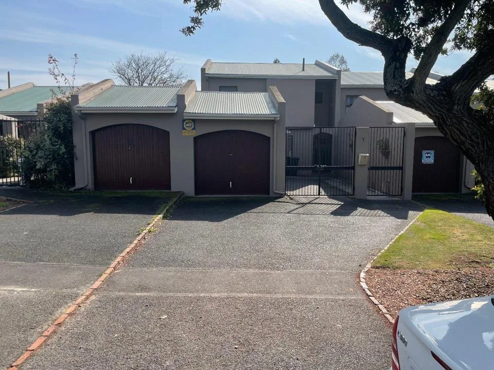 3 Bedroom Townhouse for sale in Oakglen