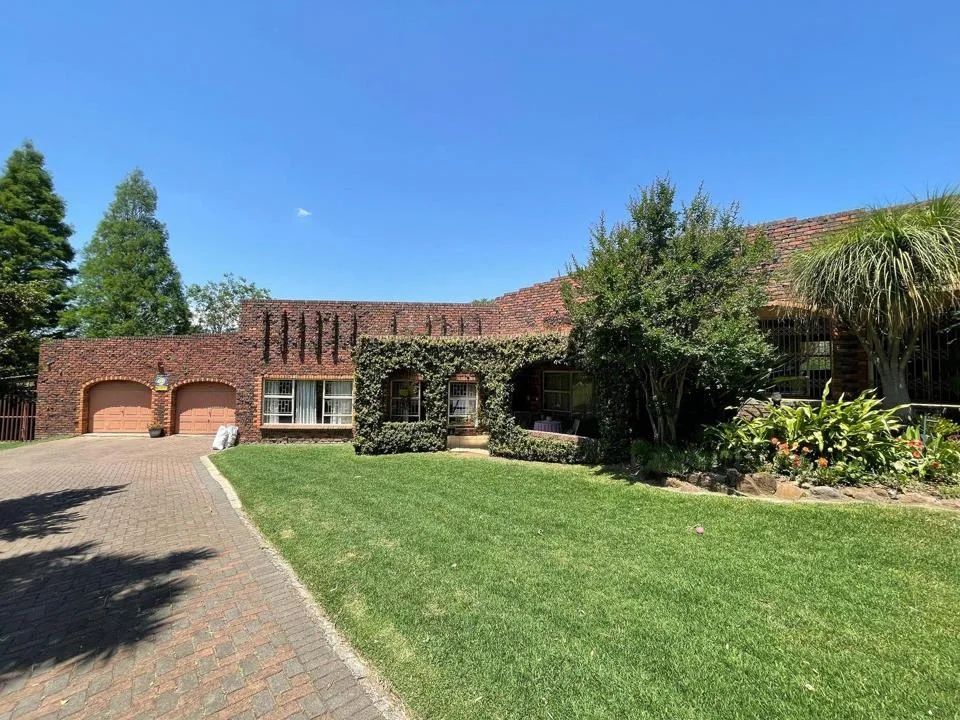 3 Bedroom House for sale in Schuinshoogte