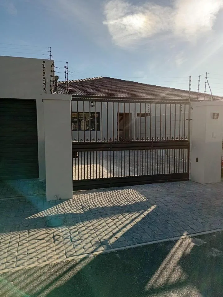 3 Bedroom House for sale in Zeekoevlei