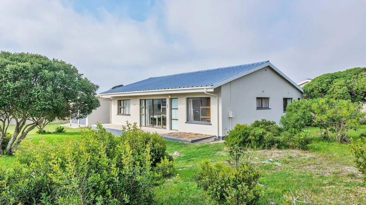 4 Bedroom House for sale in Struisbaai