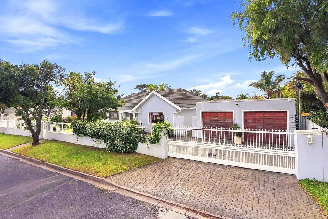 4 Bedroom House for sale in Tokai
