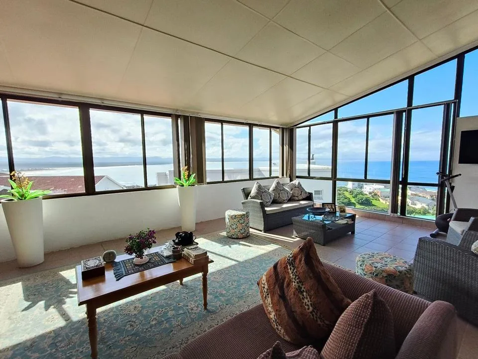 4 Bedroom House for sale in Wavecrest