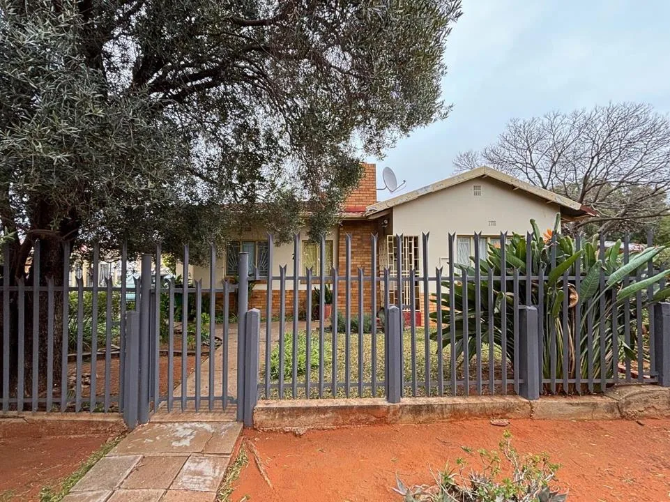 3 Bedroom House for sale in Beaconsfield