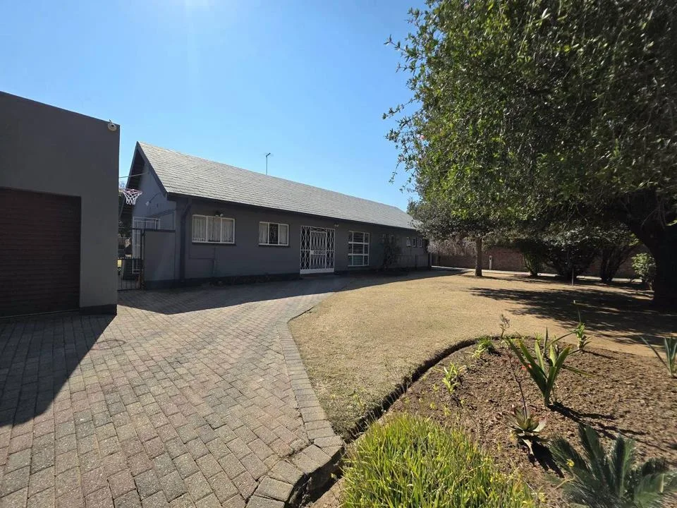 4 Bedroom House for sale in Jim Fouchepark