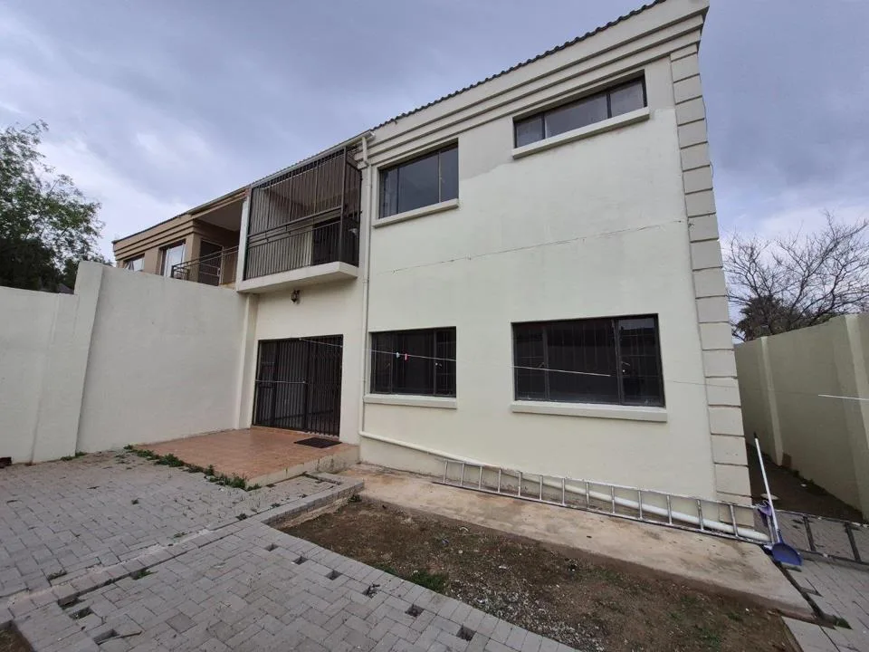 4 Bedroom House for sale in Langenhovenpark