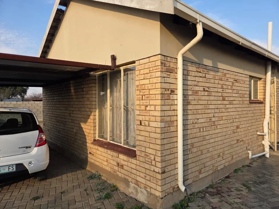 2 Bedroom House for sale in Lourierpark