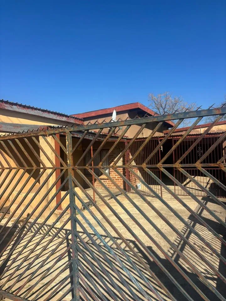 9 Bedroom House for sale in Montshiwa Stadt
