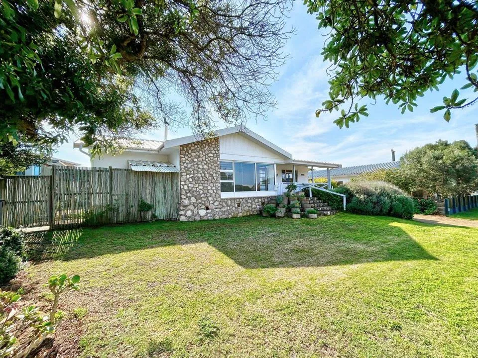 4 Bedroom House for sale in Stilbaai Wes