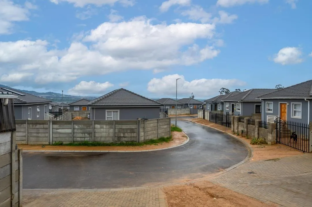 2 Bedroom House for sale in Groenheuwel