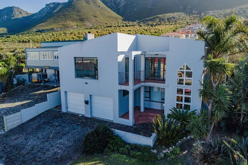 4 Bedroom House for sale in Onrus