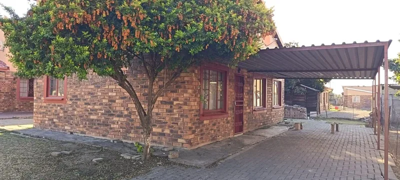 3 Bedroom House for sale in Seraleng