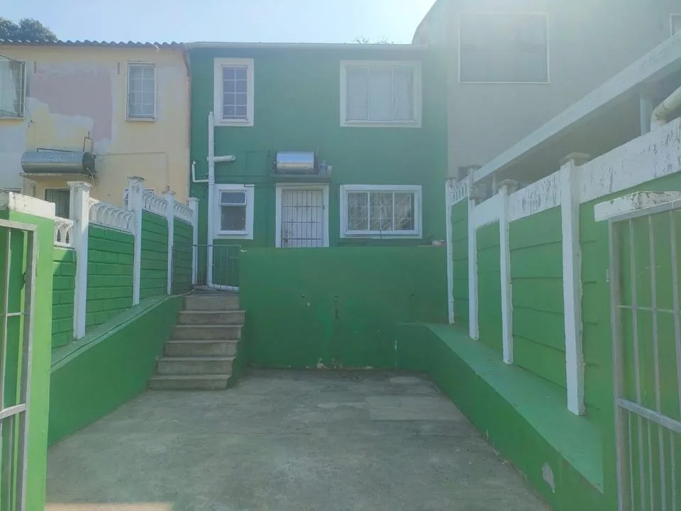 2 Bedroom House for sale in Eastbury
