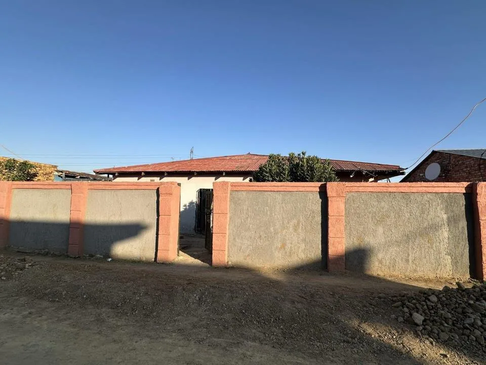 2 Bedroom House for sale in Batho