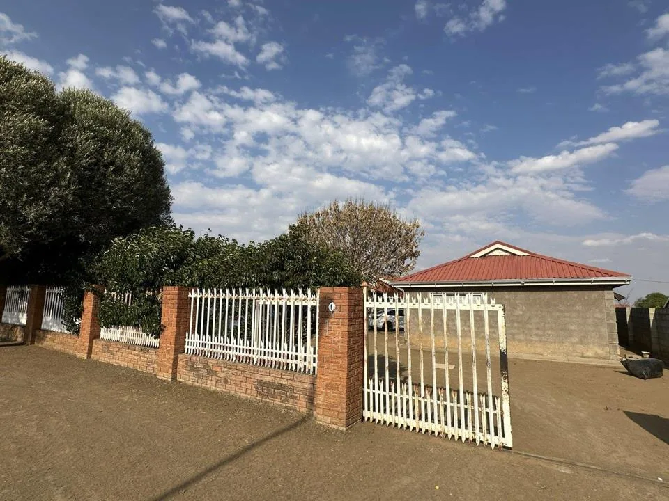 5 Bedroom House for sale in Lourierpark