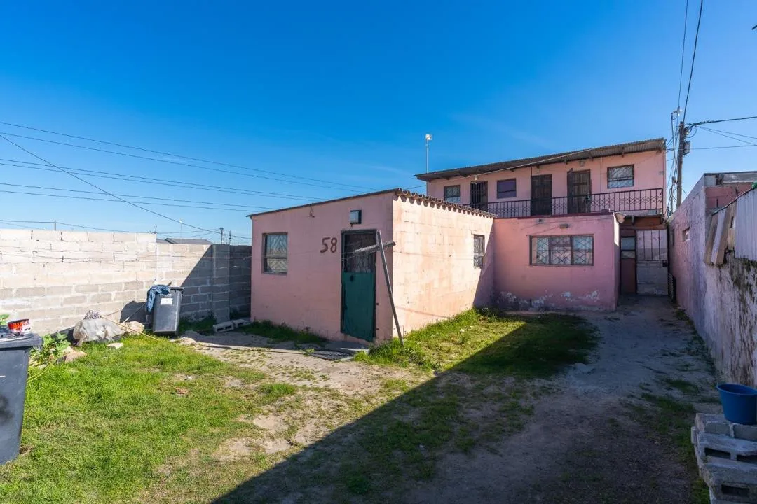 7 Bedroom House for sale in Delft South
