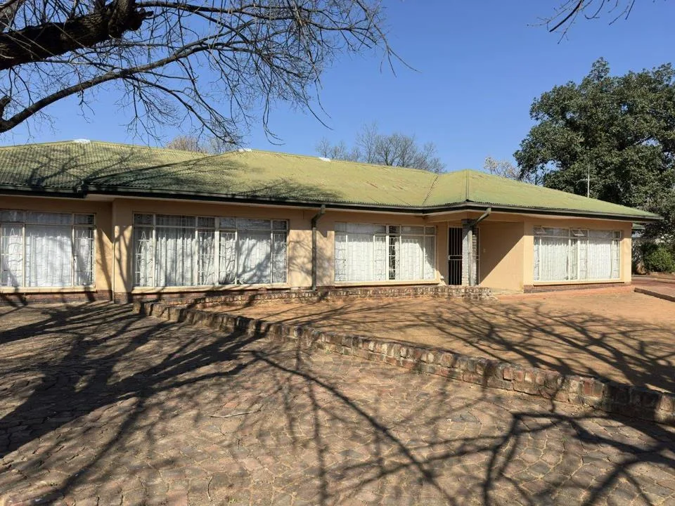 13 Bedroom House for sale in Universitas