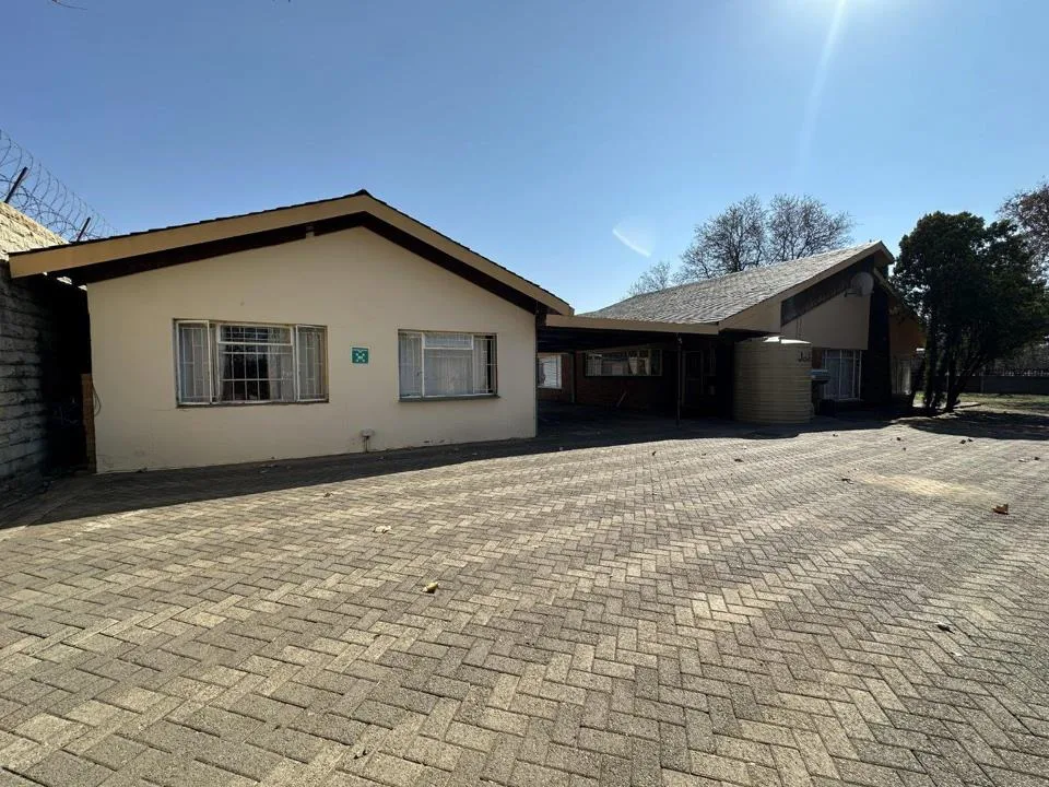 12 Bedroom House for sale in Universitas