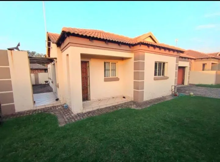 3 Bedroom House for sale in Hoeveld Park