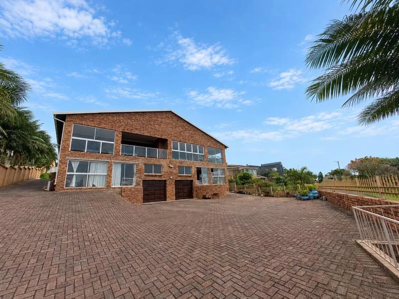 10 Bedroom House for sale in Manaba Beach