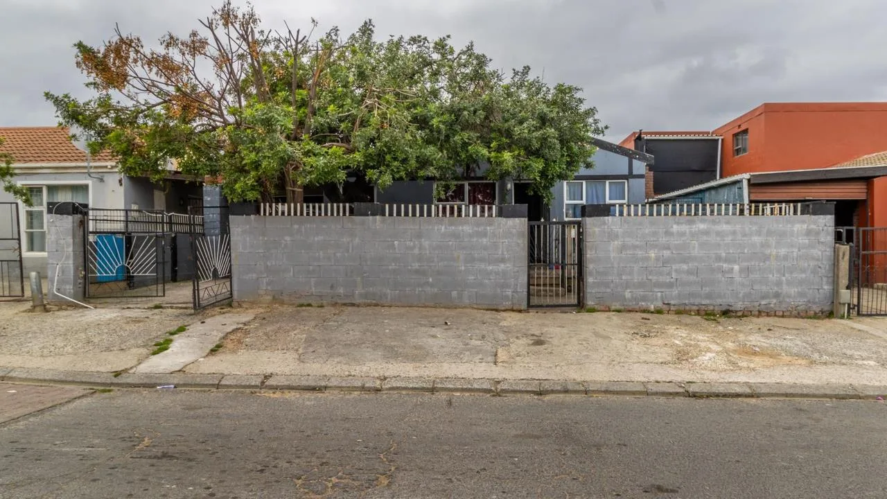 3 Bedroom House for sale in Groenheuwel