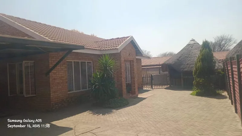 3 Bedroom House for sale in Oos Einde