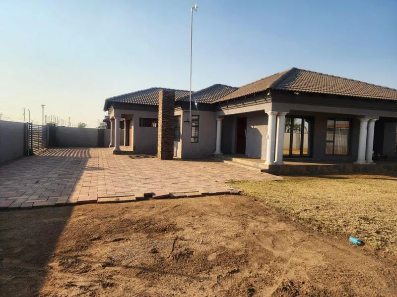 4 Bedroom House for sale in Aerorand