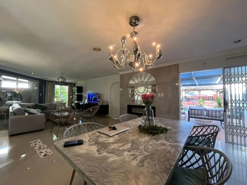 9 Bedroom House for sale in Plattekloof