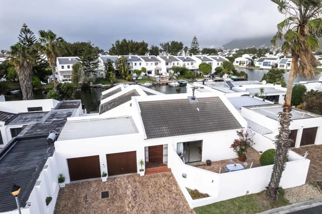 4 Bedroom House for sale in Marina Da Gama