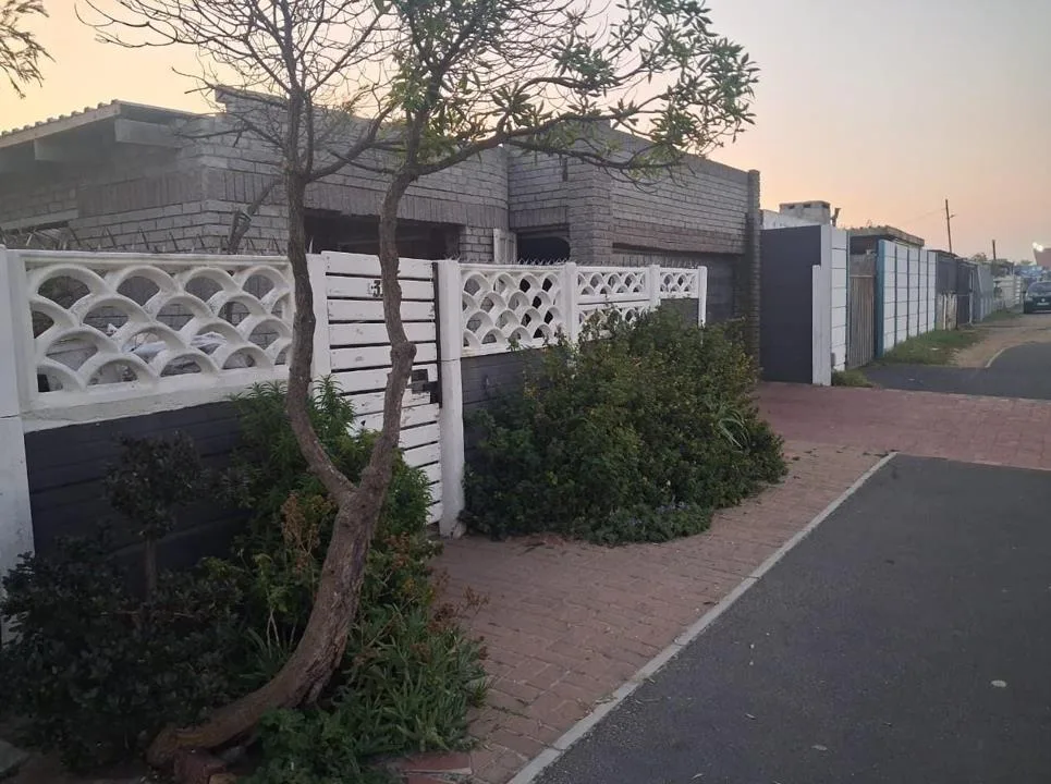 2 Bedroom House for sale in Steenberg
