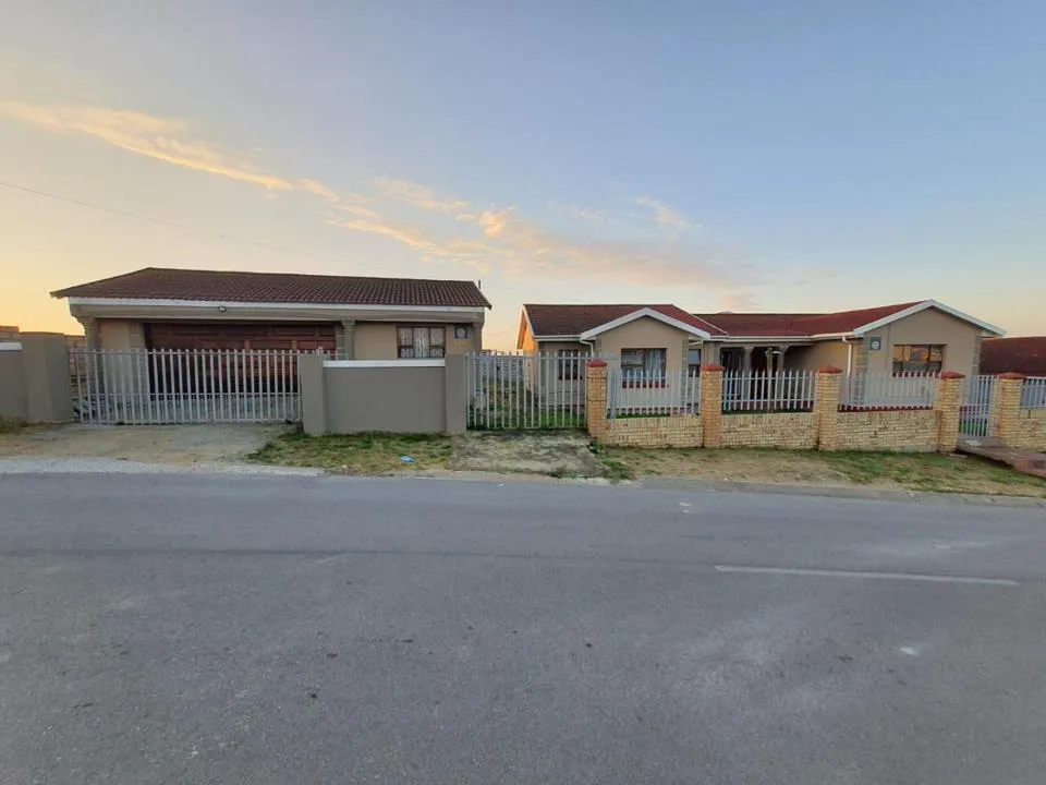 4 Bedroom House for sale in Kwamagxaki