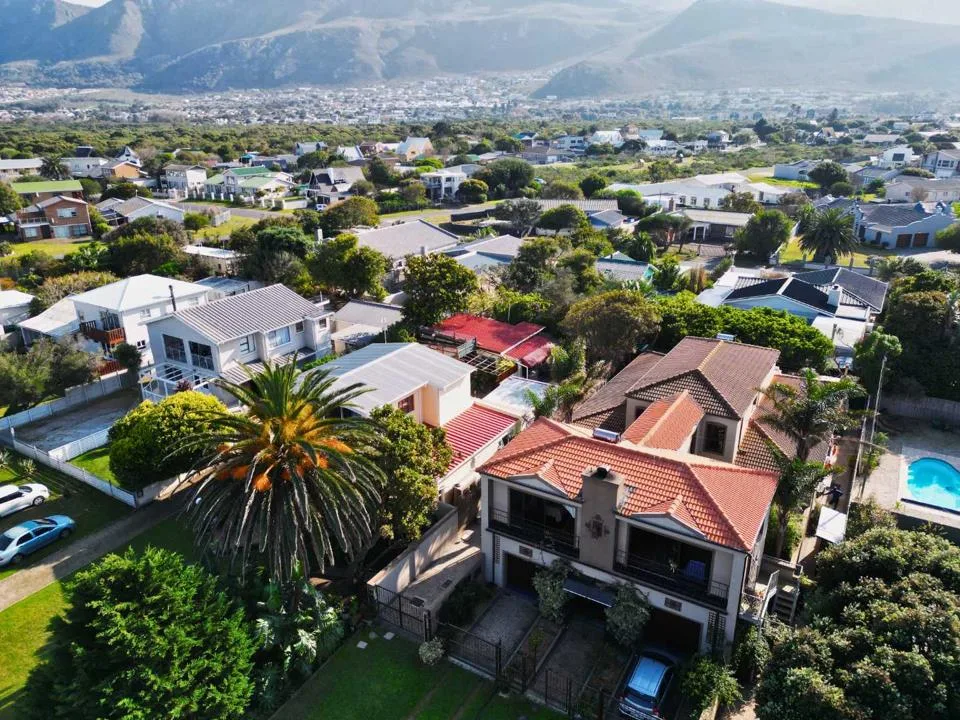 6 Bedroom House for sale in Sandbaai