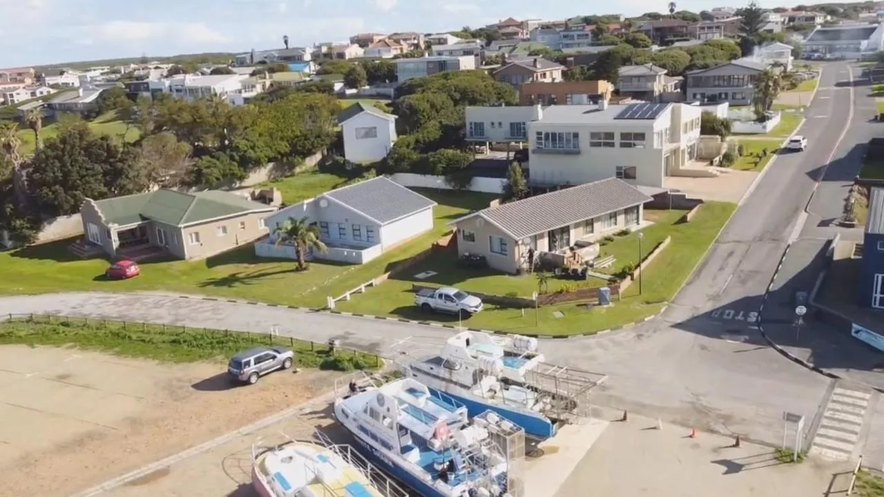 3 Bedroom House for sale in Kleinbaai