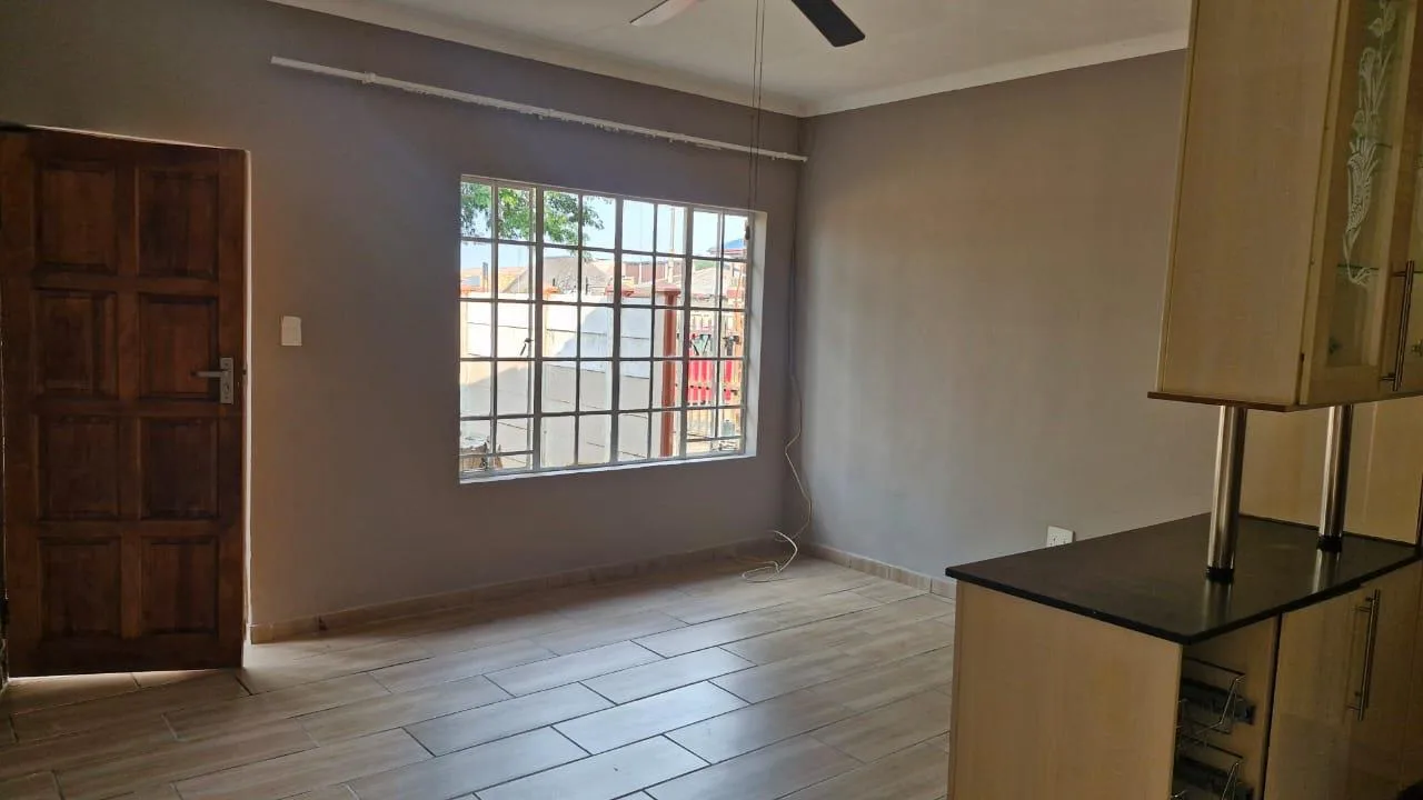 2 Bedroom House to rent in Mid Town