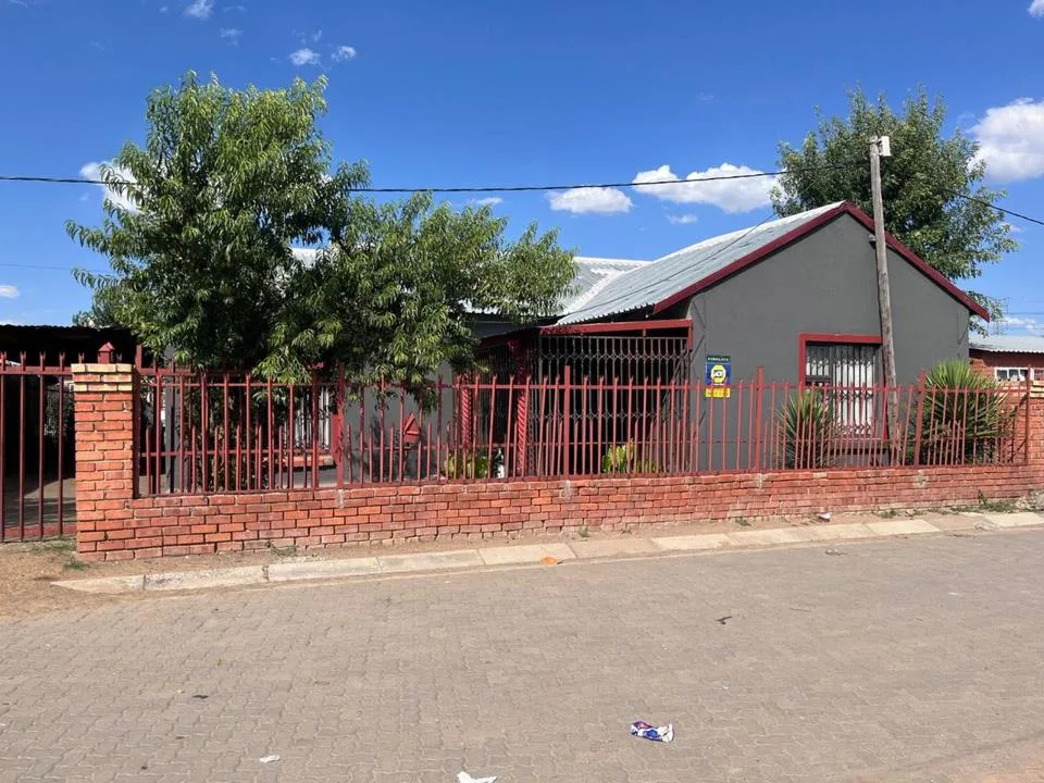 2 Bedroom House for sale in Batho