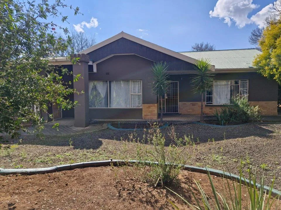 12 Bedroom House for sale in Universitas