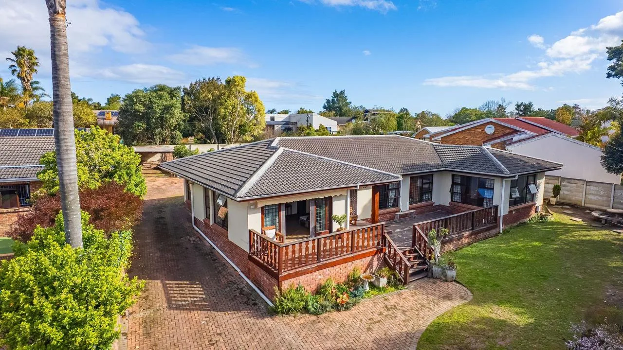 5 Bedroom House for sale in Loerie Park