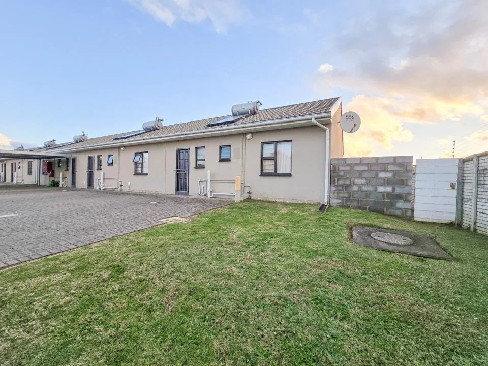 2 Bedroom Townhouse for sale in Gonubie